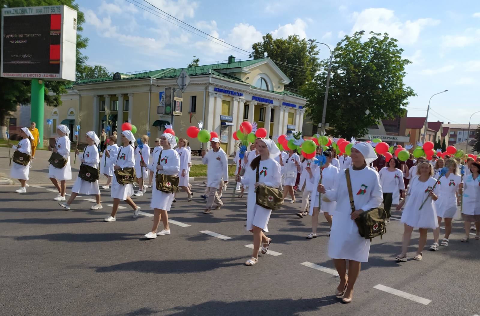 На праздничном шествии в День Независимости в Жлобине колонну медиков  назвали самой красочно оформленной - ГОМЕЛЬСКОЕ ОБЛАСТНОЕ ОБЪЕДИНЕНИЕ  ПРОФСОЮЗОВ