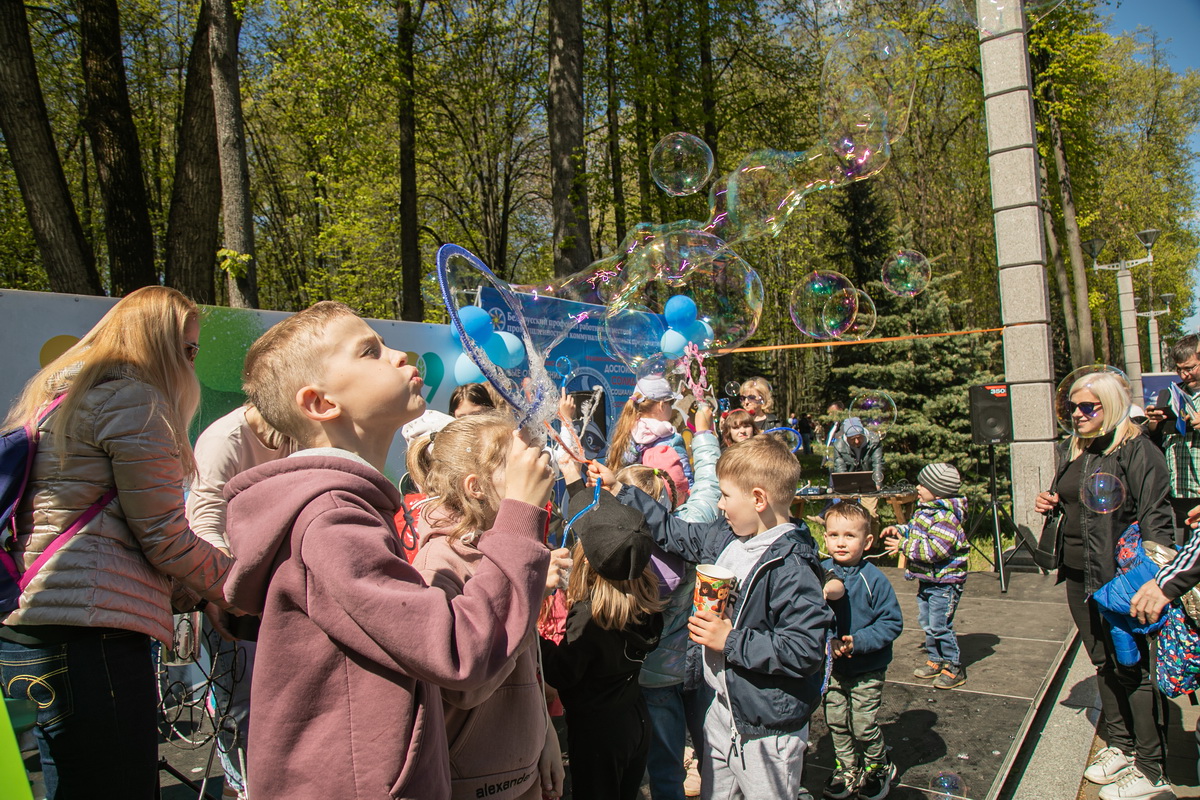 Колокол желаний и подкова на счастье. Особую атмосферу на Празднике труда  создали интерактивные площадки отраслевых профсоюзов - ГОМЕЛЬСКОЕ ОБЛАСТНОЕ  ОБЪЕДИНЕНИЕ ПРОФСОЮЗОВ