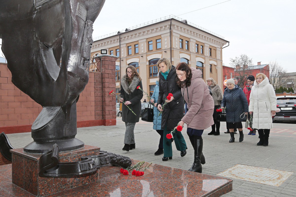 В УВД Гомельского облисполкома встретились с семьями сотрудников, погибших  при исполнении служебных обязанностей - ГОМЕЛЬСКОЕ ОБЛАСТНОЕ ОБЪЕДИНЕНИЕ  ПРОФСОЮЗОВ